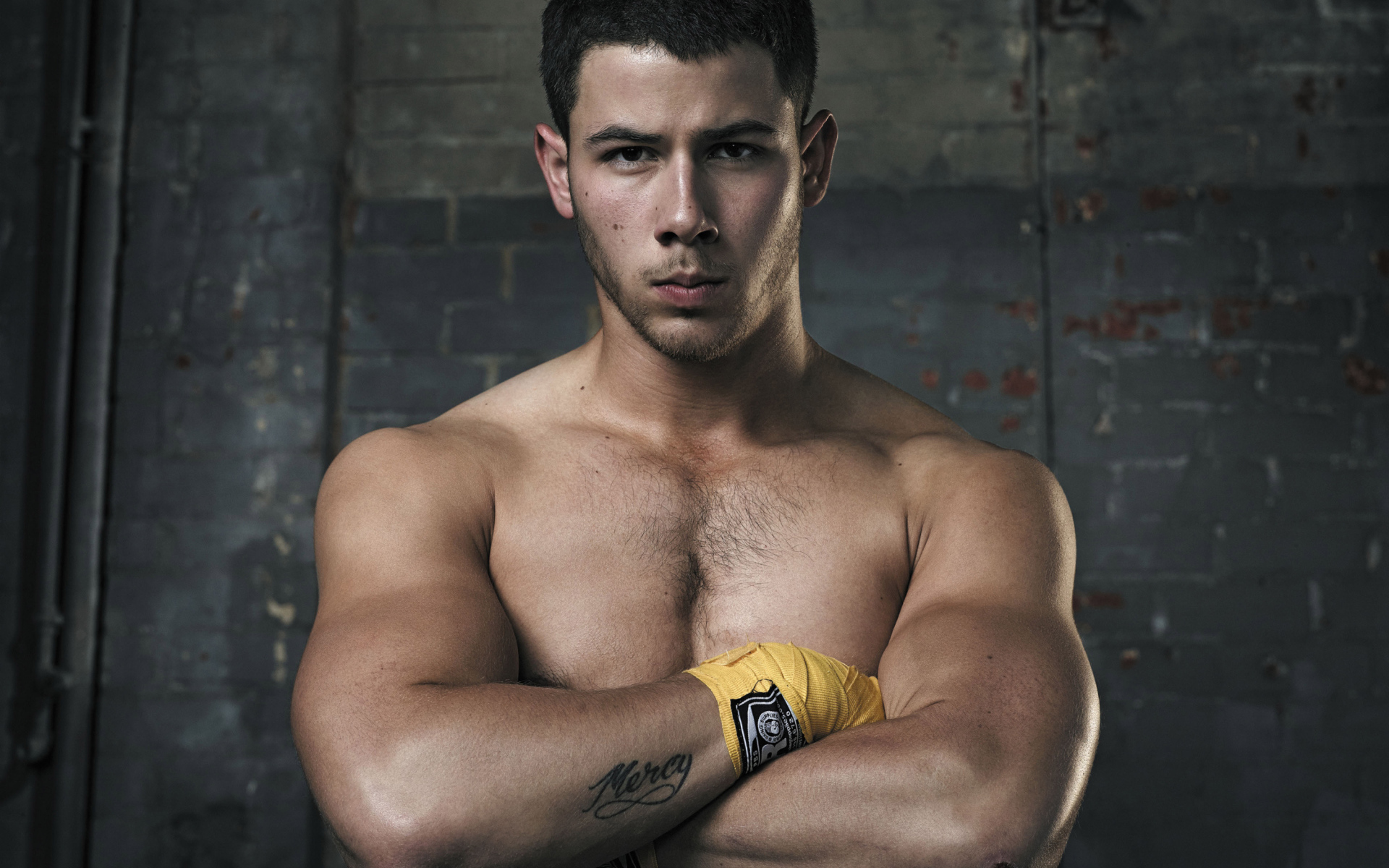 Певец Ник Джонас с татуировкой на руке