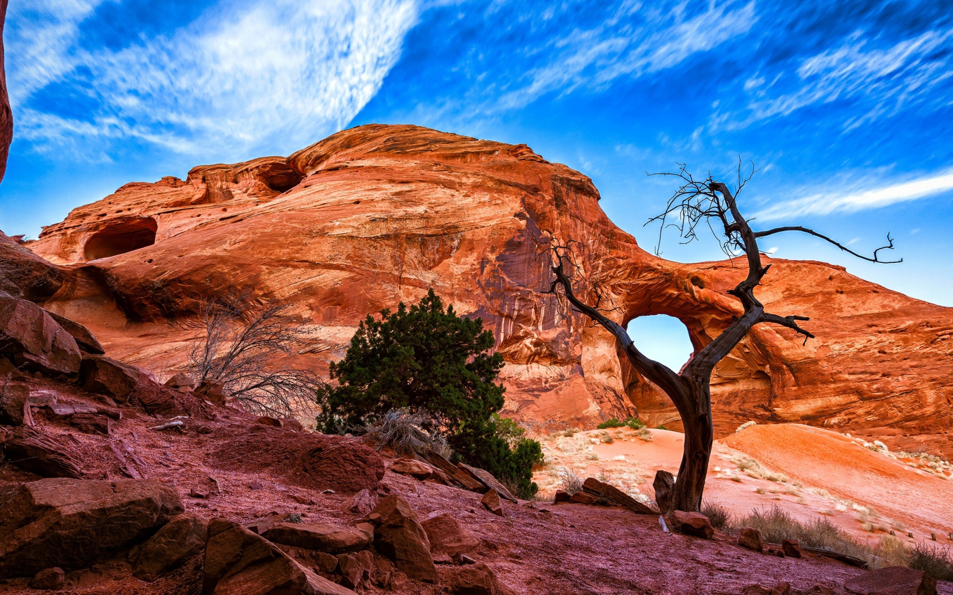 Каменный каньон под красивым голубым небом