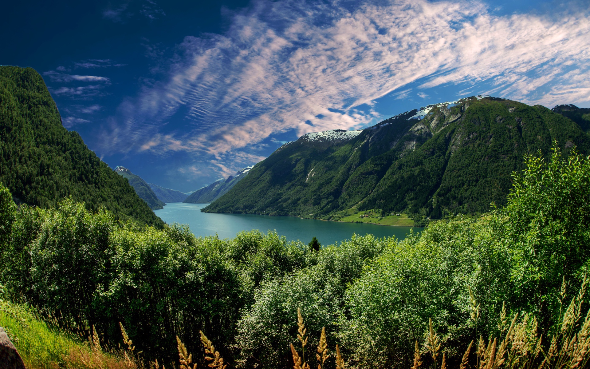 Красивый горный пейзаж под красивым небом