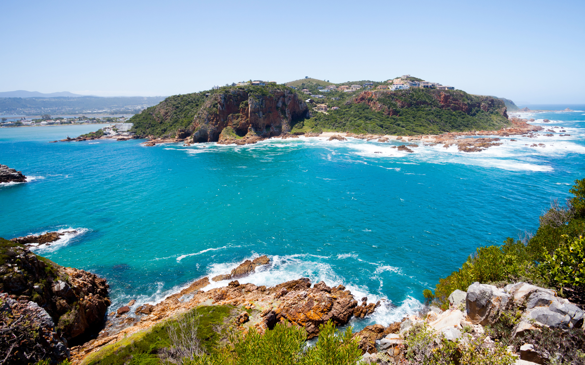 Голубая вода и каменные скалы в заливе на побережье Африки