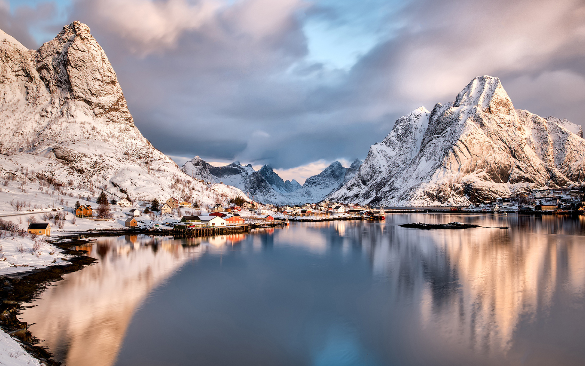 Озеро у заснеженных гор, Лофотенские острова. Норвегия 