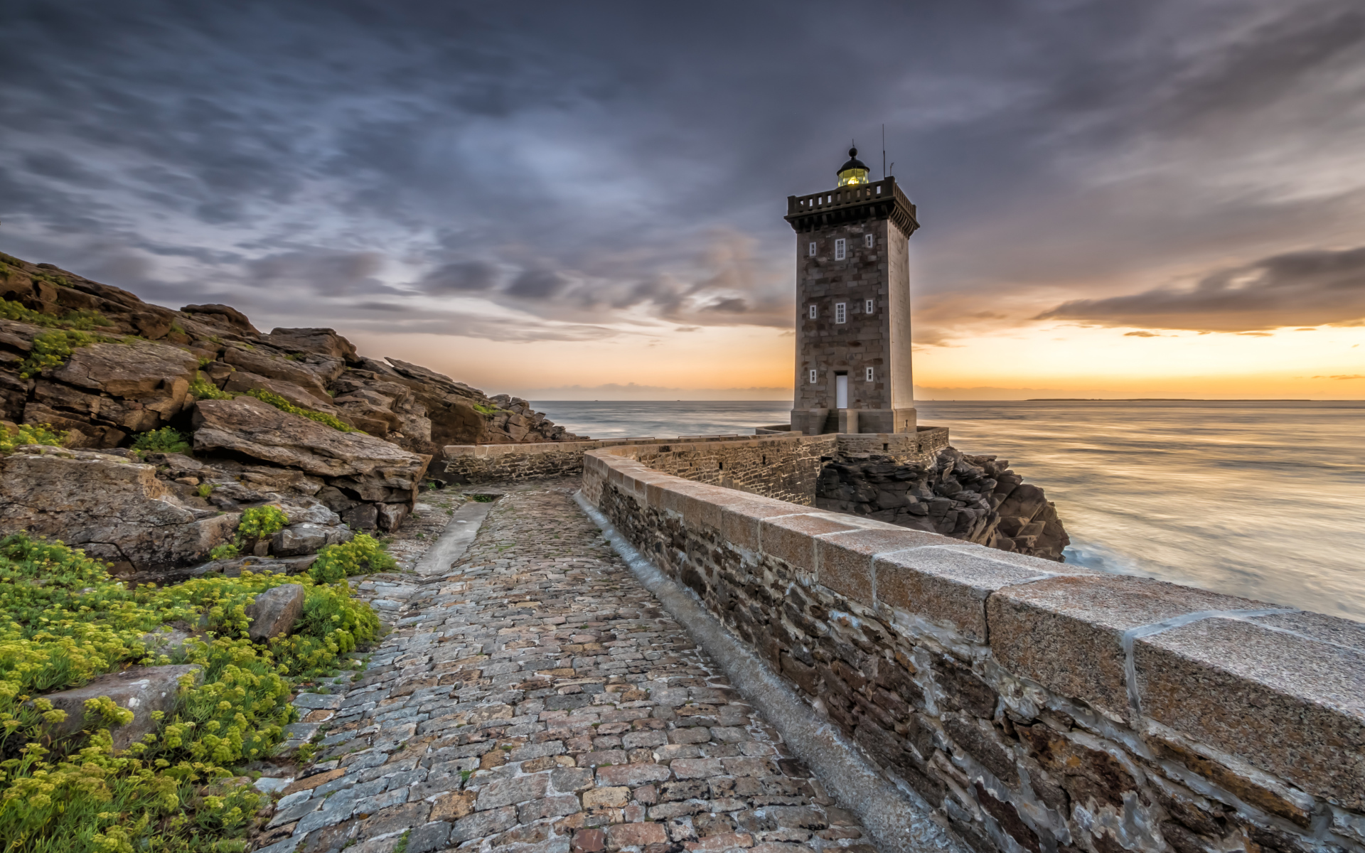 Маяк на берегу океана под красивым небом