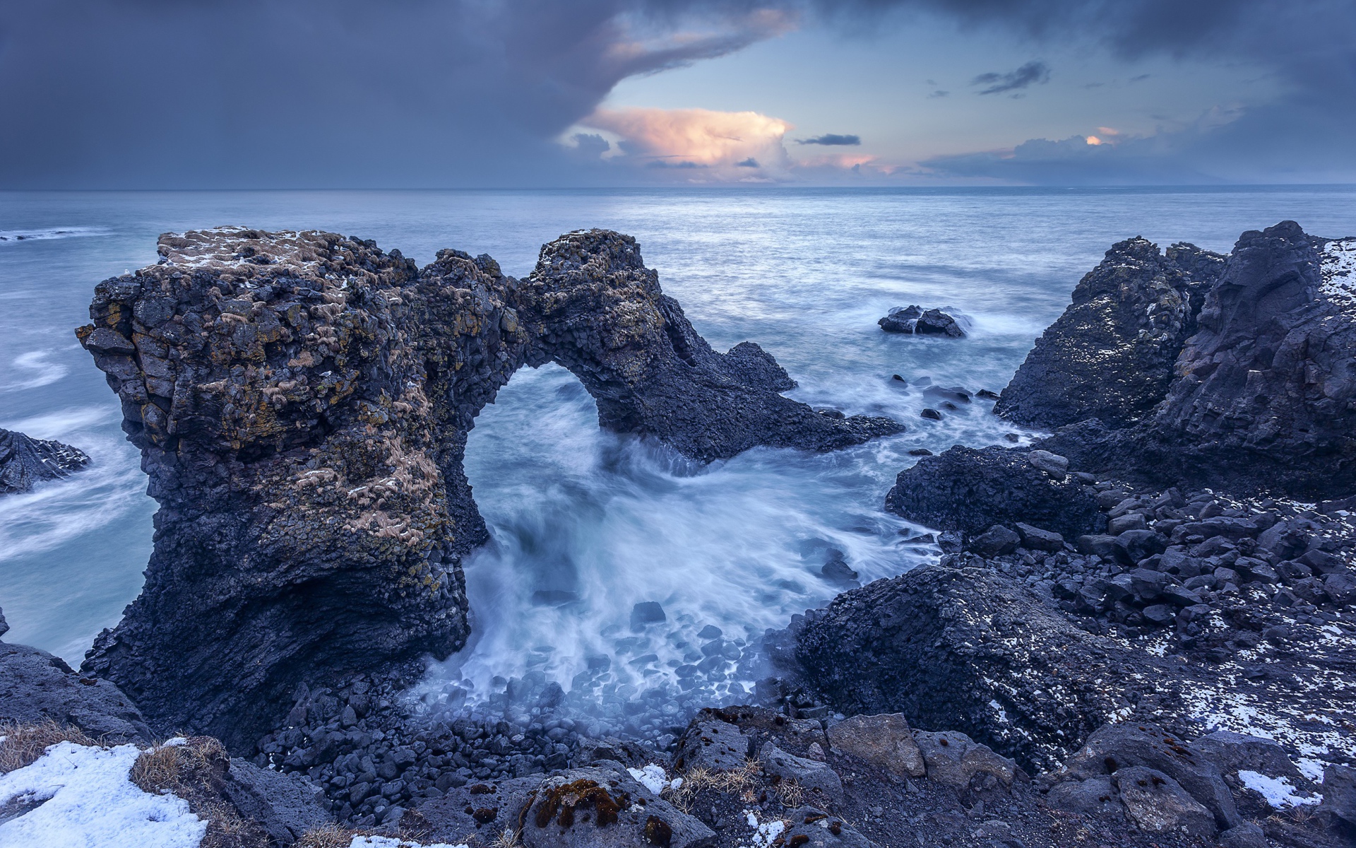 Скалы на берегу океана 
