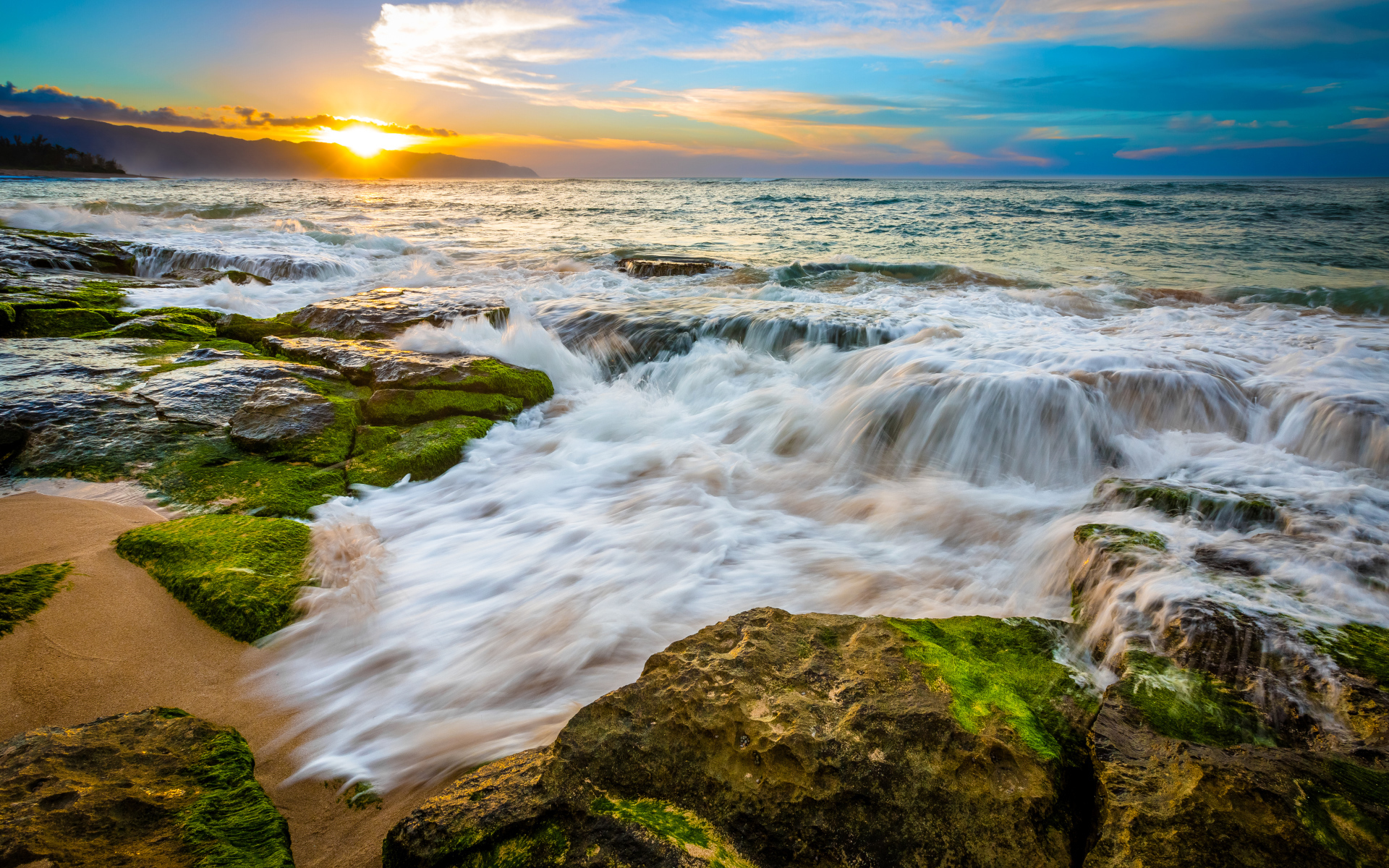 Восход солнца на горизонте над океаном 