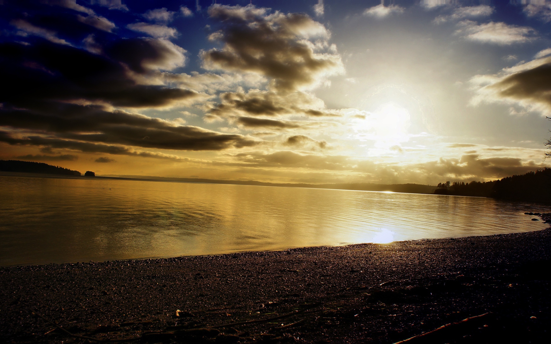 Закат солнца и облака над морем 