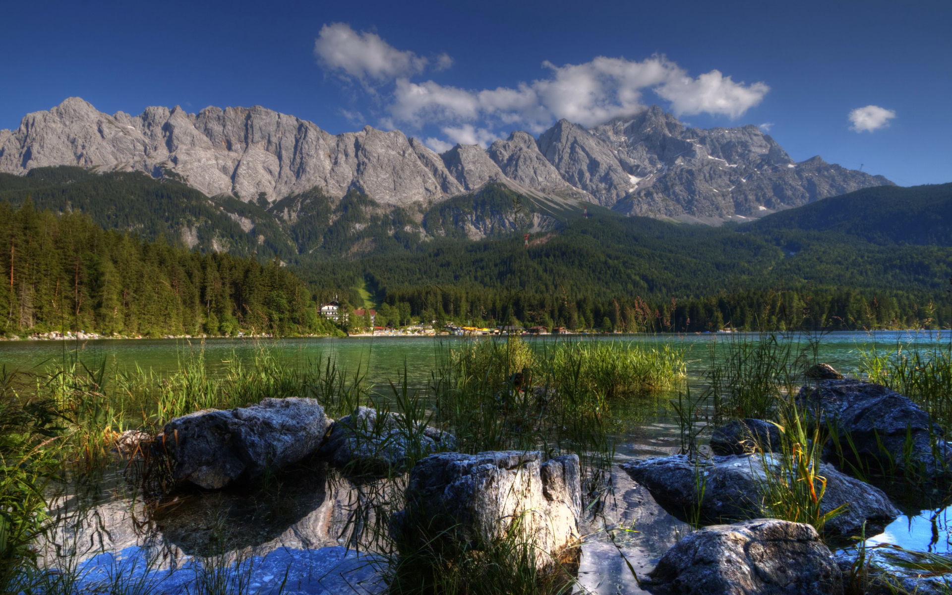 Вид на горы и озеро в живописном парке, Германия