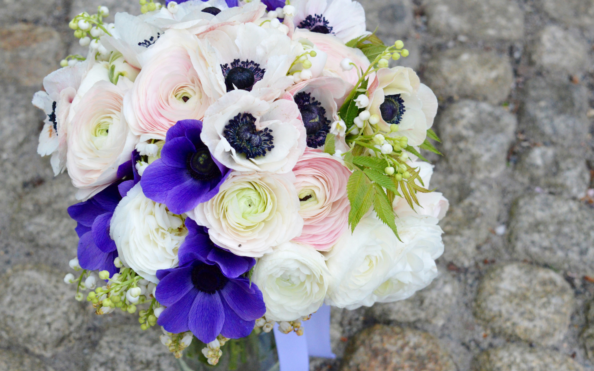 Красивый букет цветы анемоны и лютики