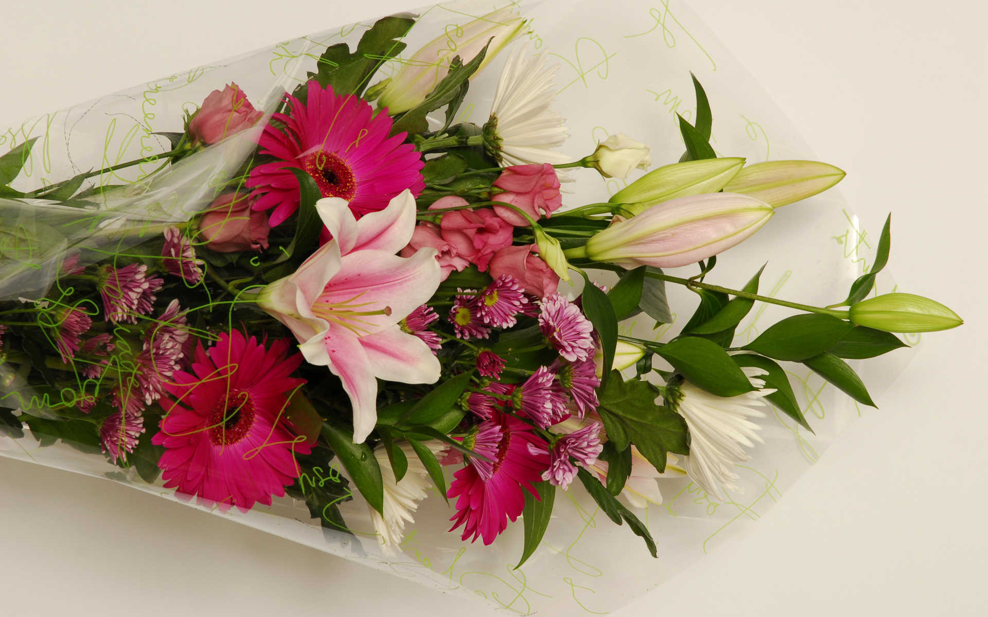 Красивый букет с лилиями, герберами и хризантемами