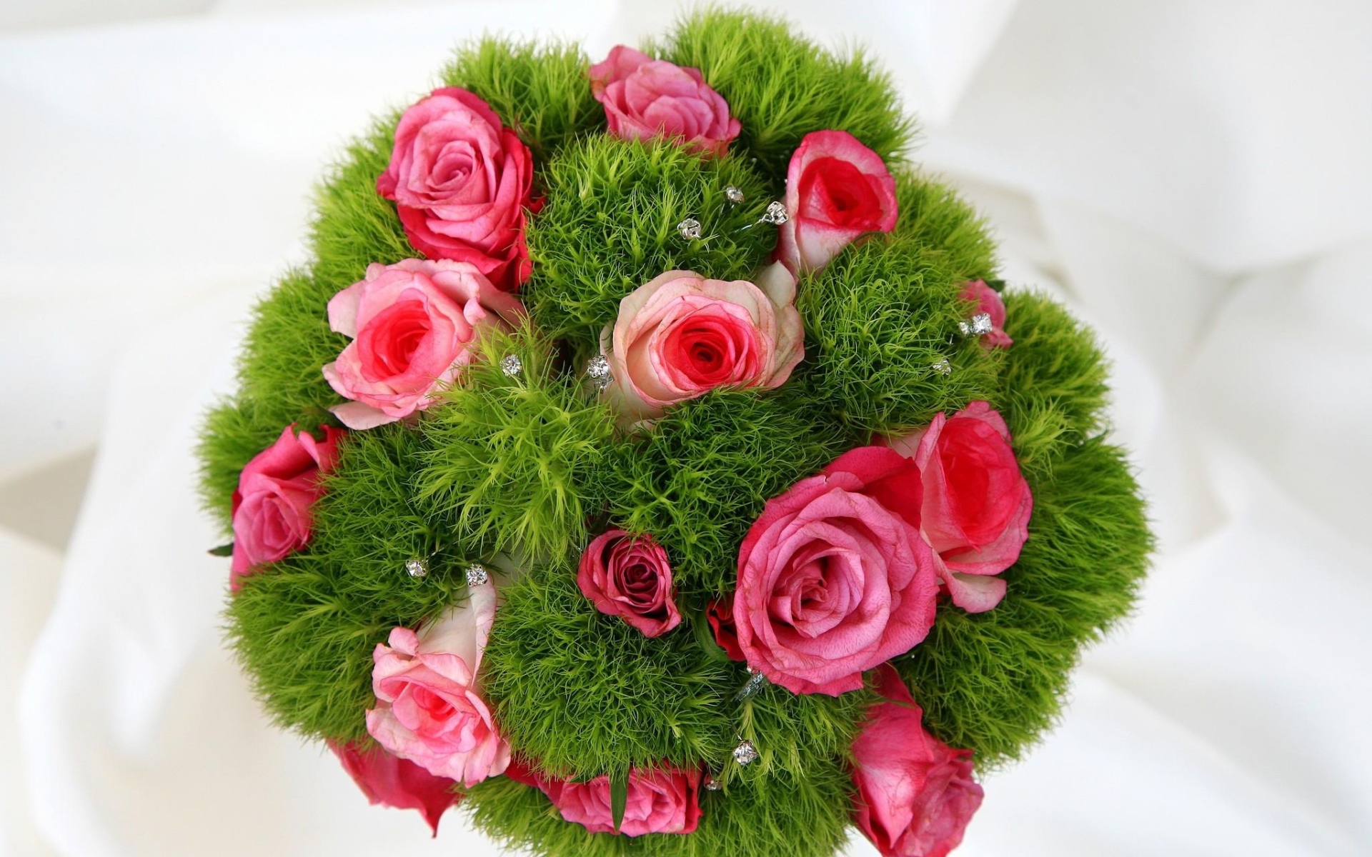 Букет красивых розовых роз с зеленью