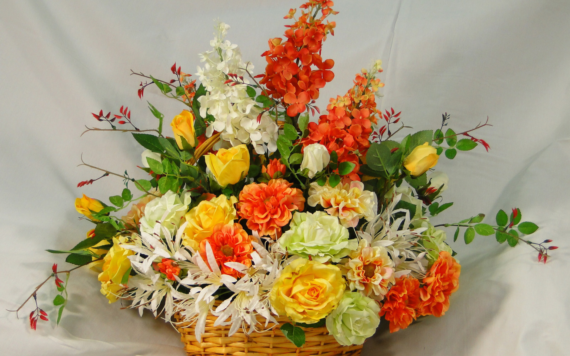 Большой букет цветов в плетеной корзине