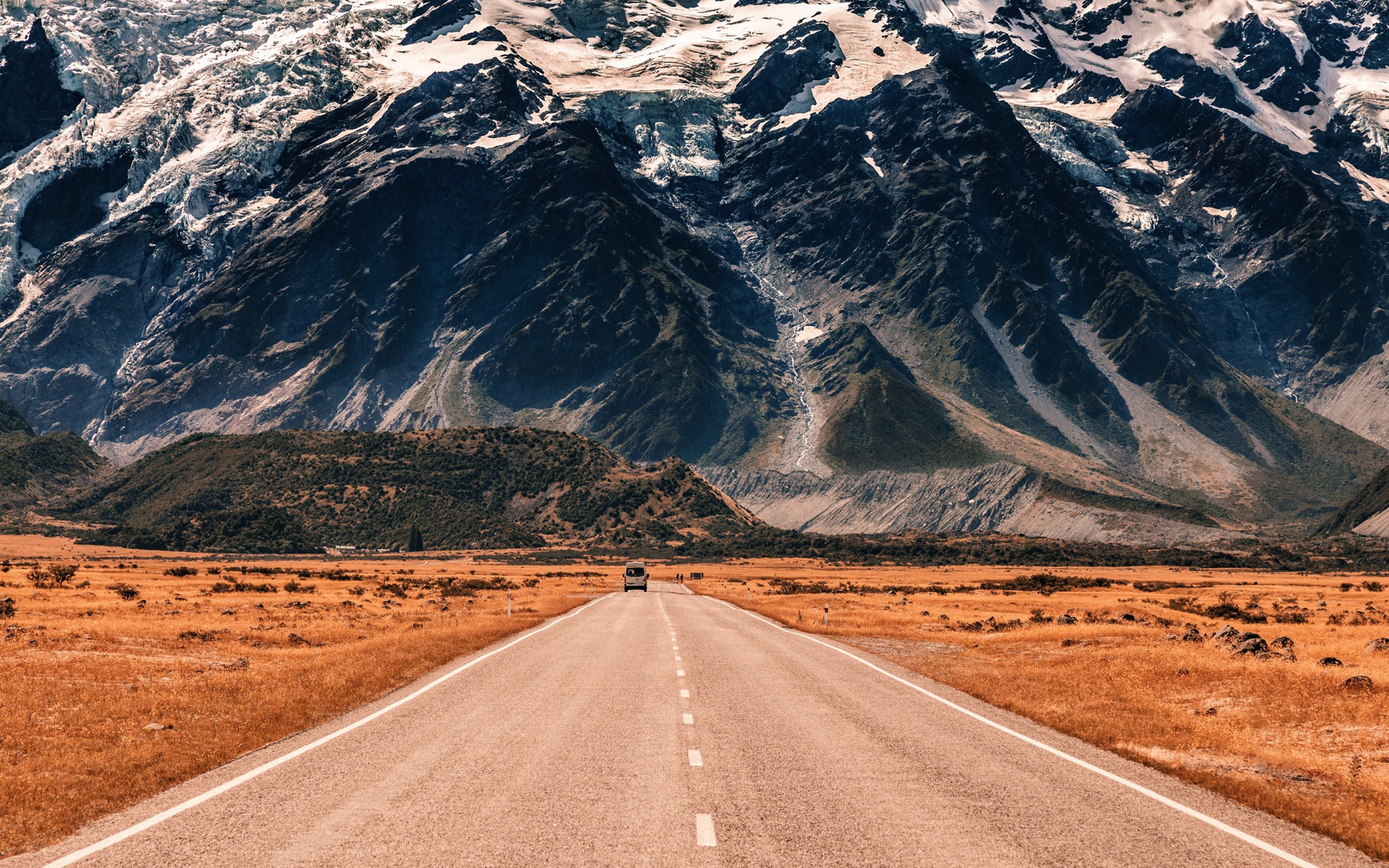 Дорога на фоне гор 