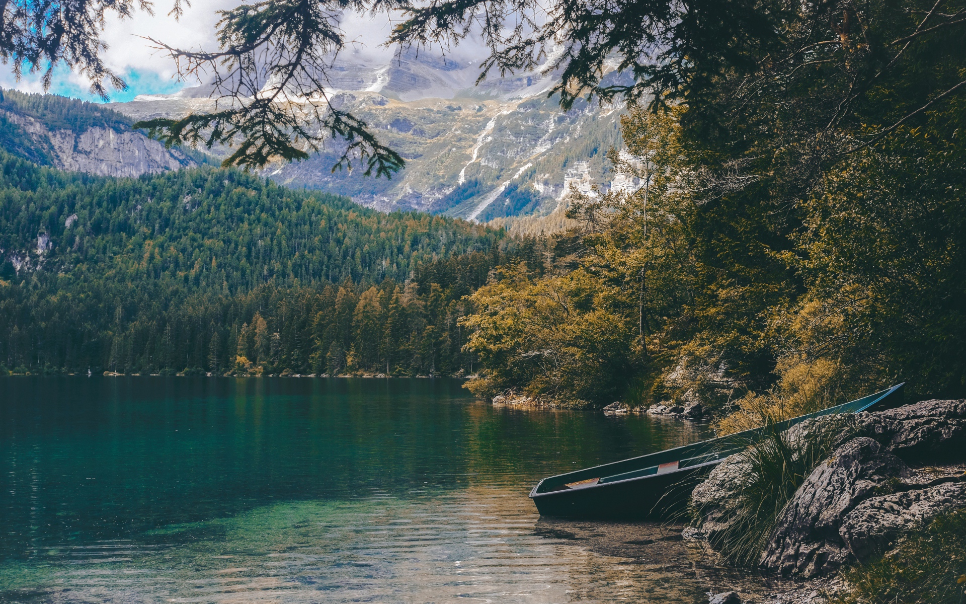 Лодка на берегу у горного озера