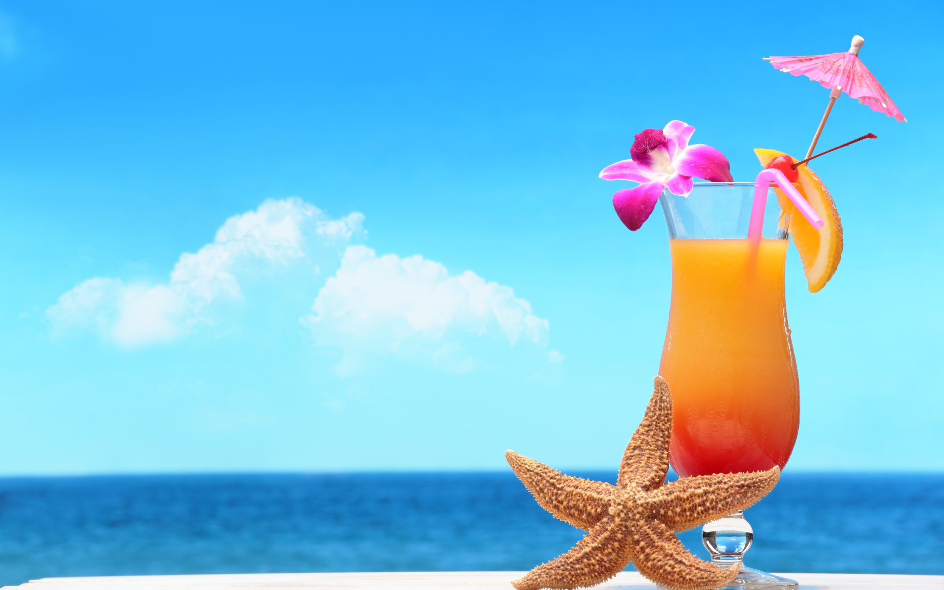Летний коктейль и морская звезда на фоне  моря