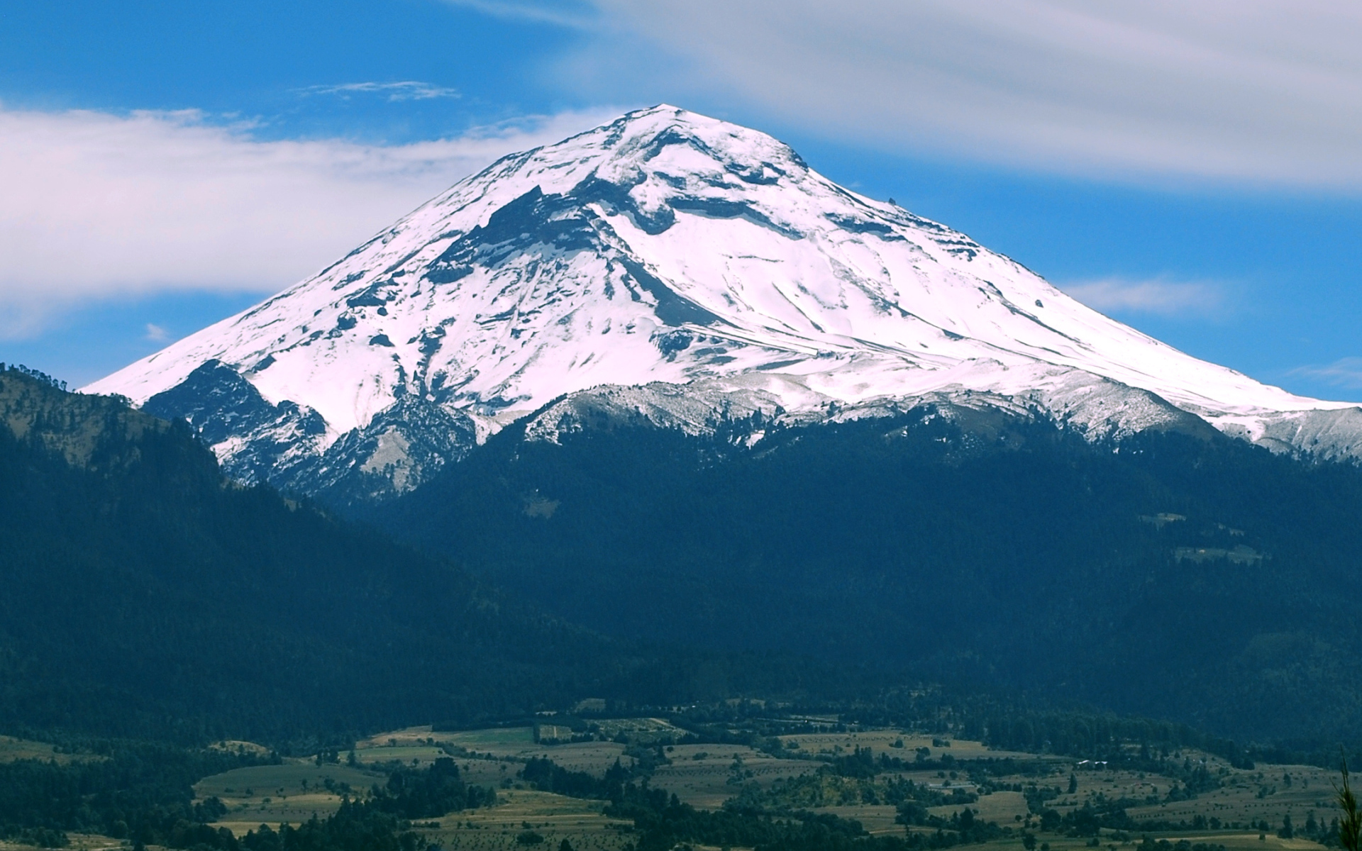 Вид заснеженный на вулкан Попокатепетль, Мексика 