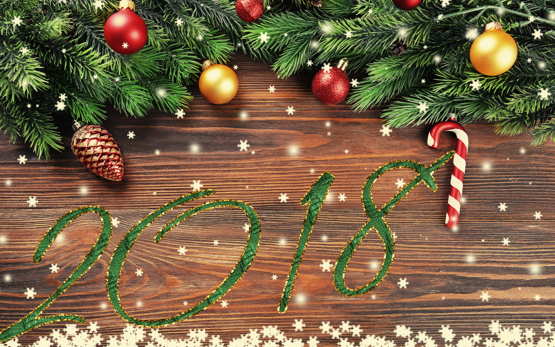 Цифры 2018 на фоне новогоднего декора