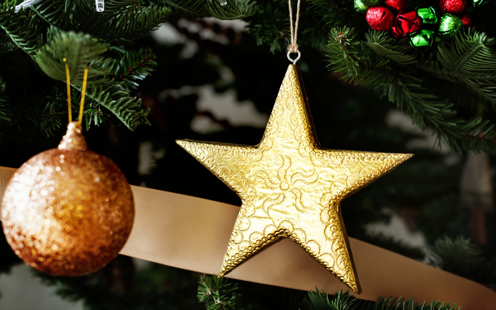 Золотая звезда и шар на новогодней елке