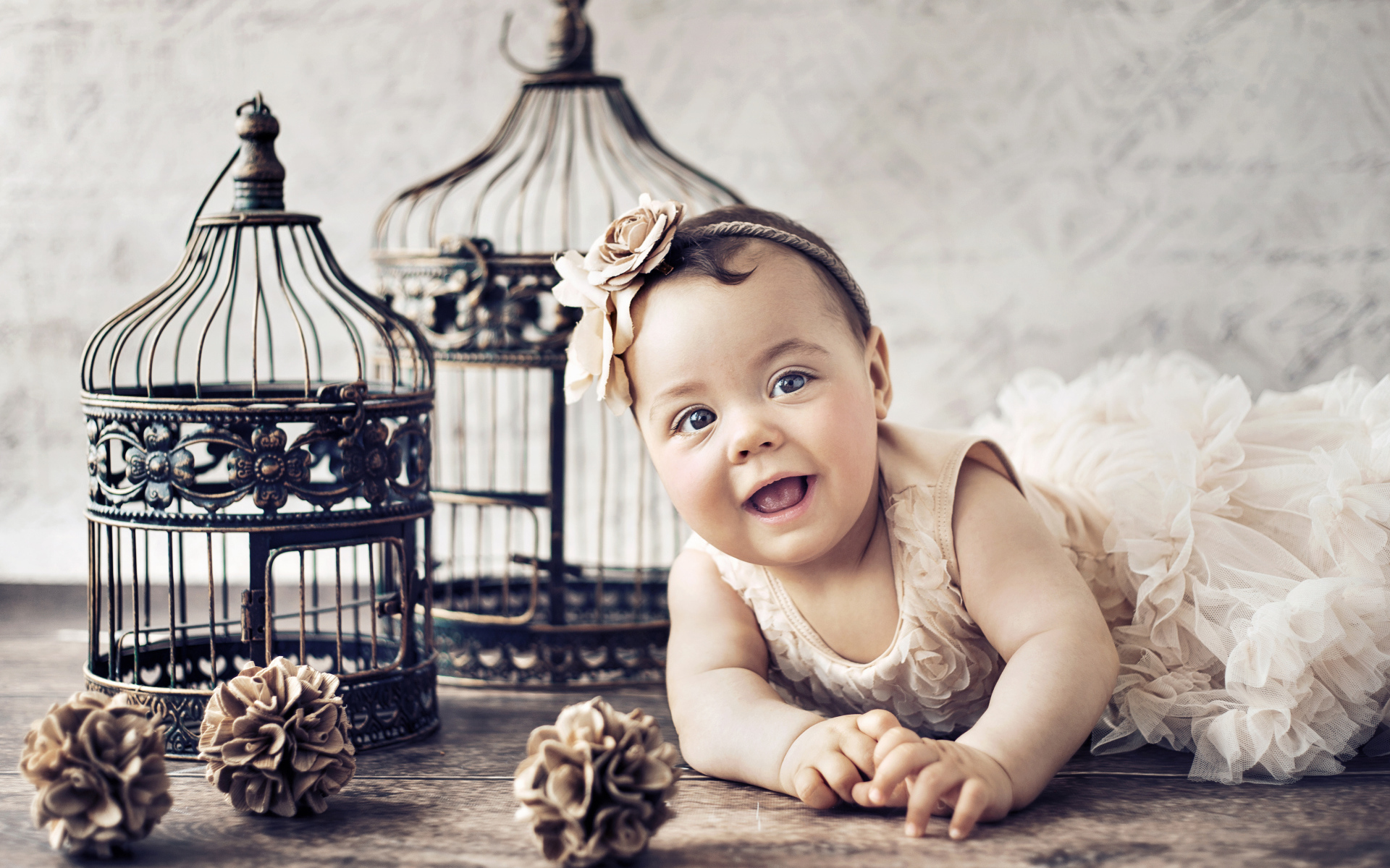 Красивая девочка с железными клетками для птиц