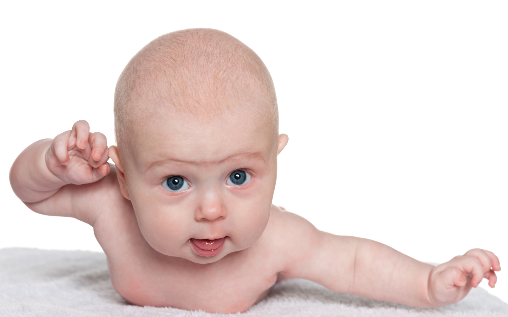 Голубоглазый малыш лежит на белом фоне