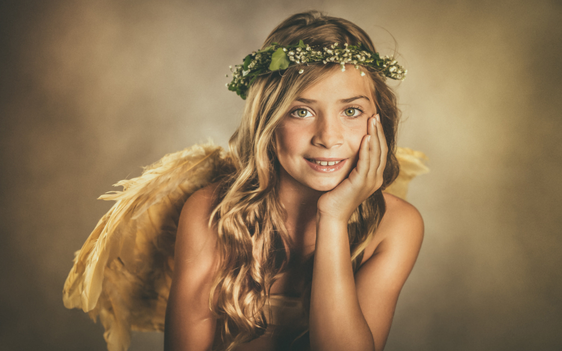 Зеленоглазая красивая девочка с крыльями ангела