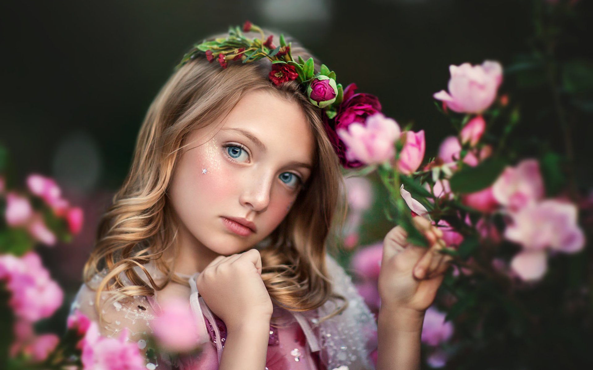 Маленькая голубоглазая девочка с цветами 