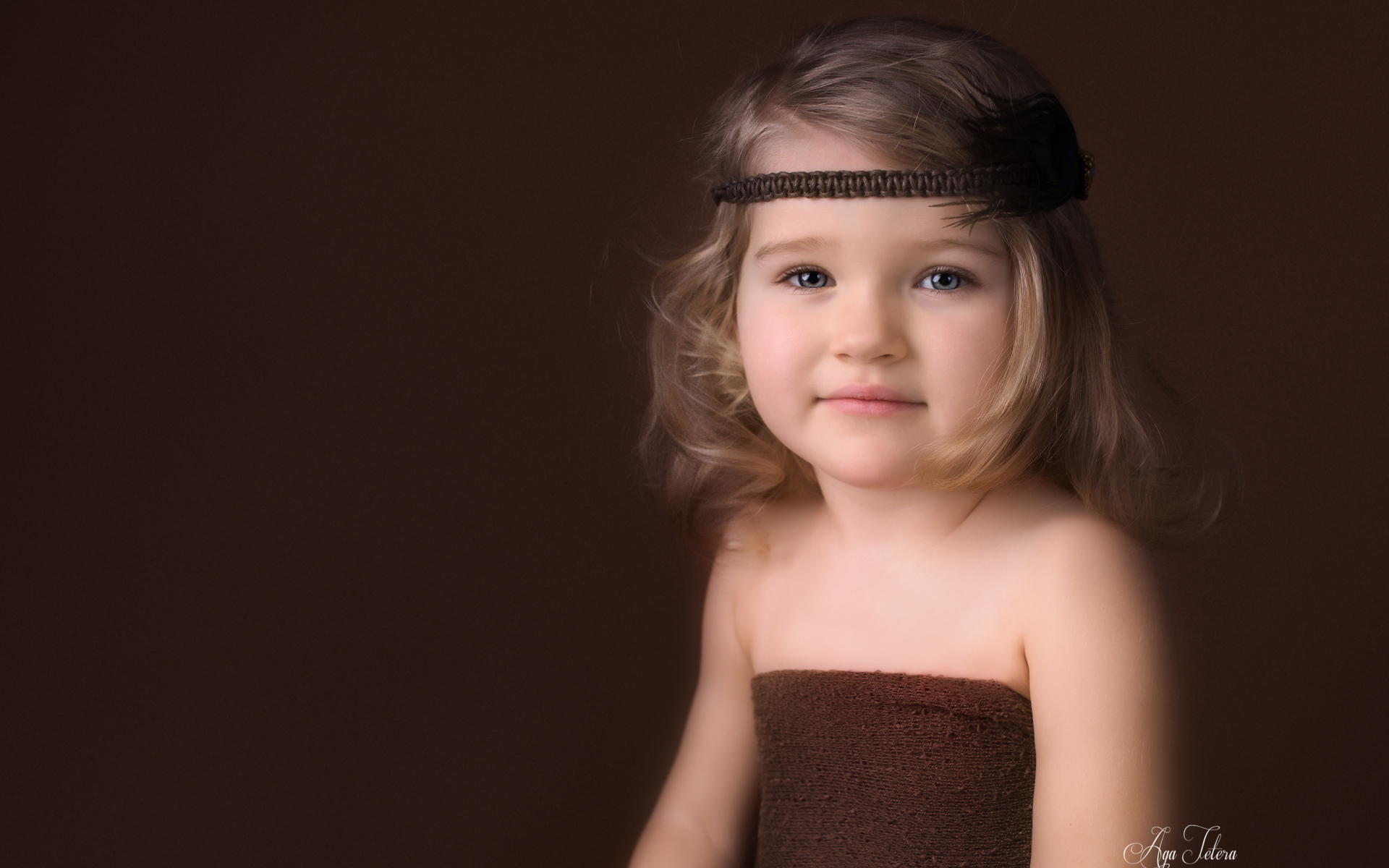 Маленькая милая девочка с повязкой на голове