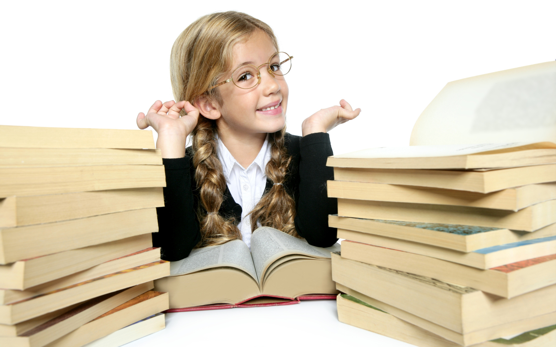 Маленькая девочка школьница в очках с книгами