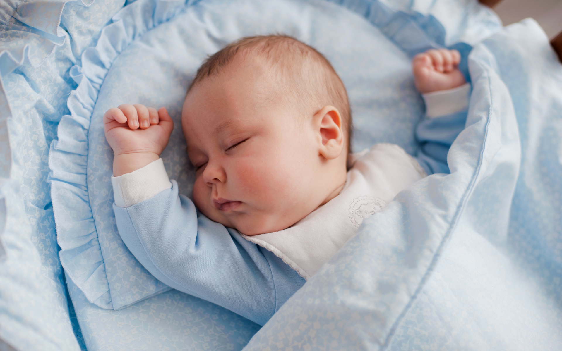 Спящий розовощекий младенец