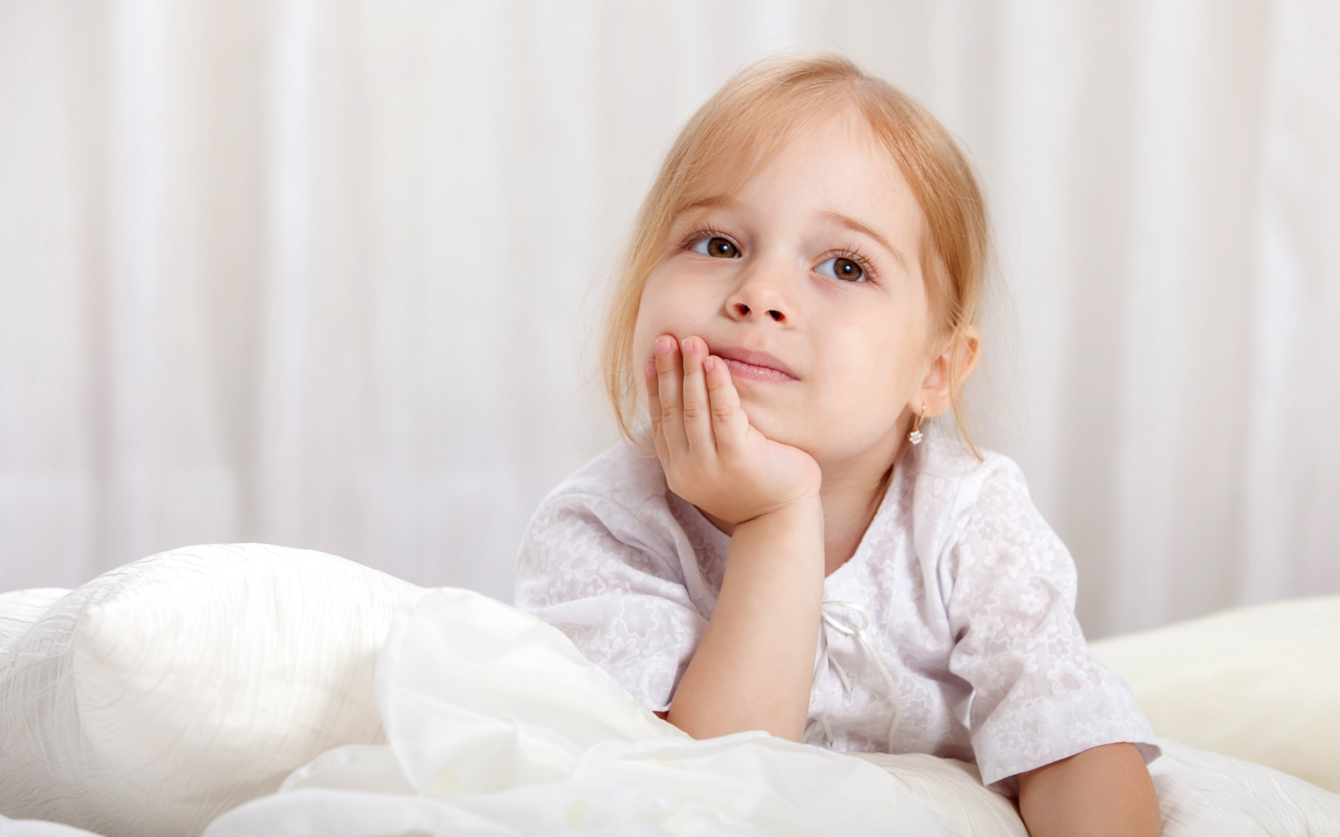 Задумчивый взгляд маленькой кареглазой девочки