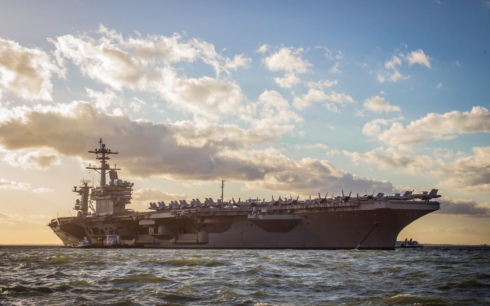 Авианосец USS George H.W. Bush (CVN-77) в океане 