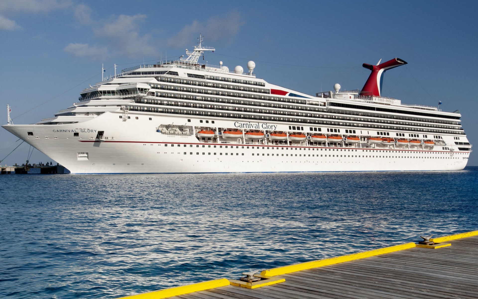 Белое круизное судно Carnival Glory