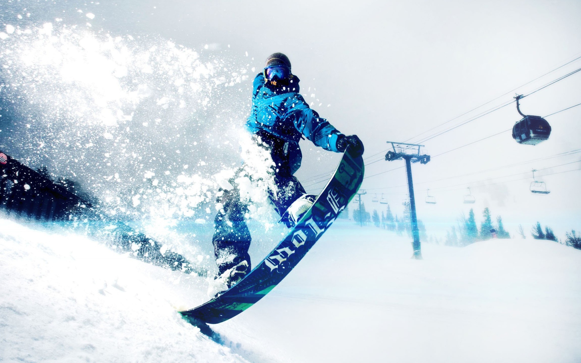 Спортсмен сноубордист на заснеженном склоне горы 