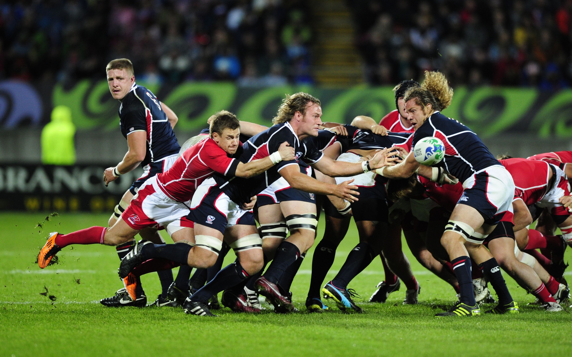 Борьба команд по регби на поле 