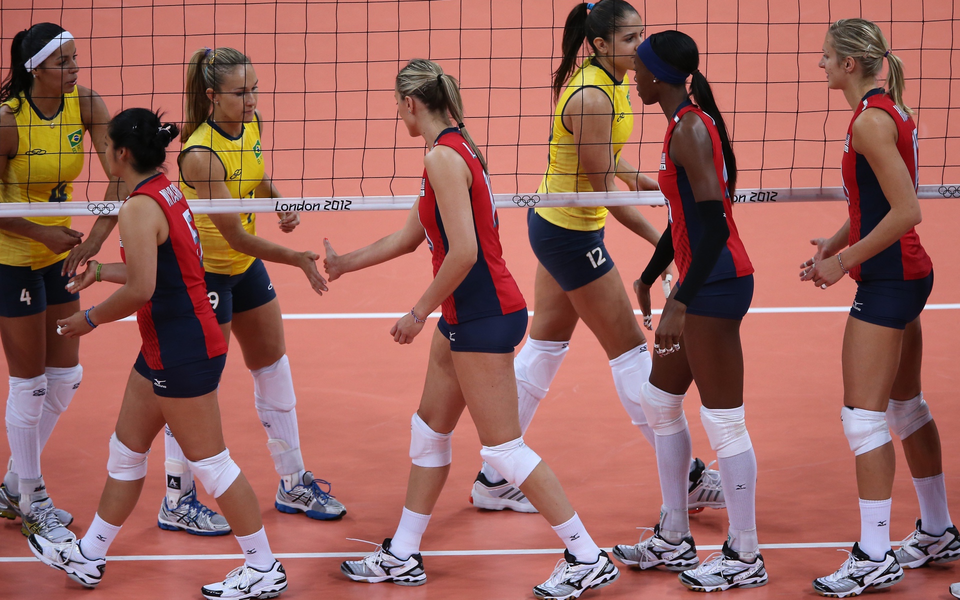 Женская волейбольная команда перед началом игры 