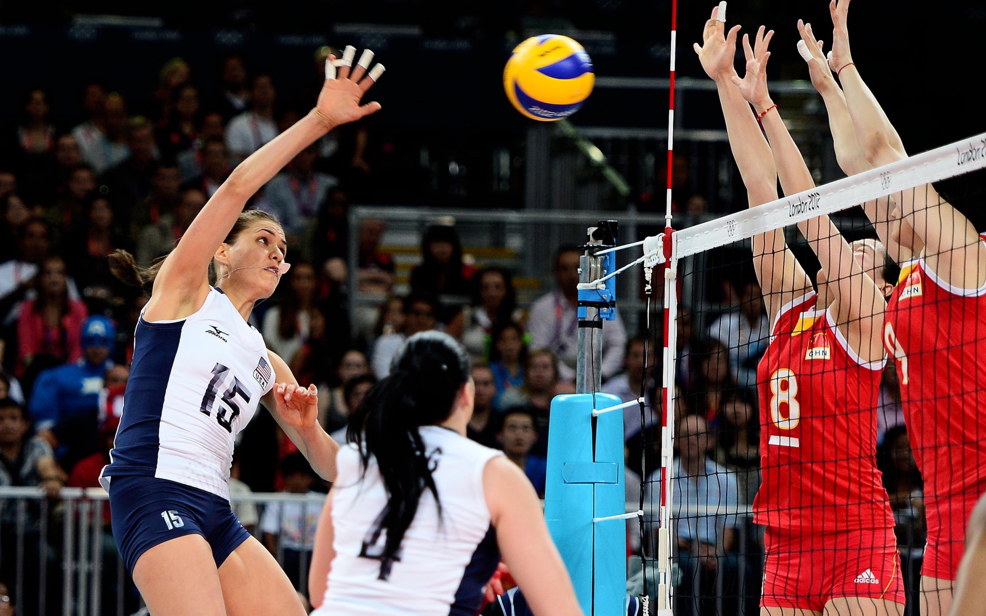 Игра команды по женскому волейболу 