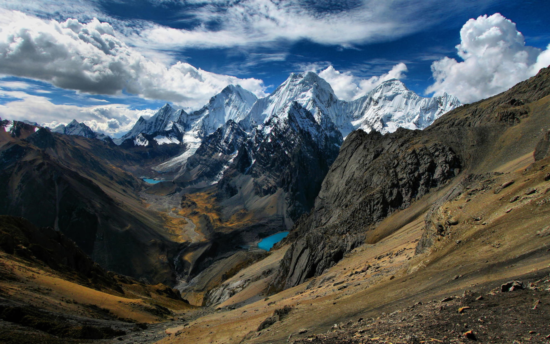 Горы Анды на фоне красивого неба, Чили 