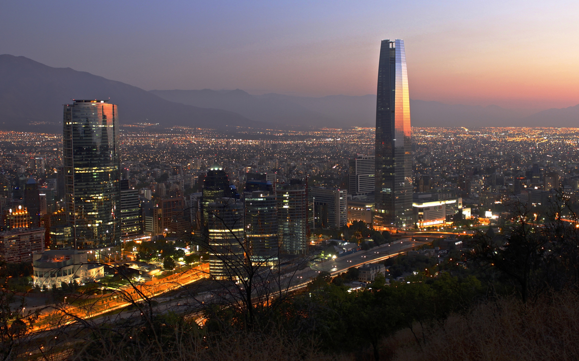 Вечерний город Сантьяго, Чили 