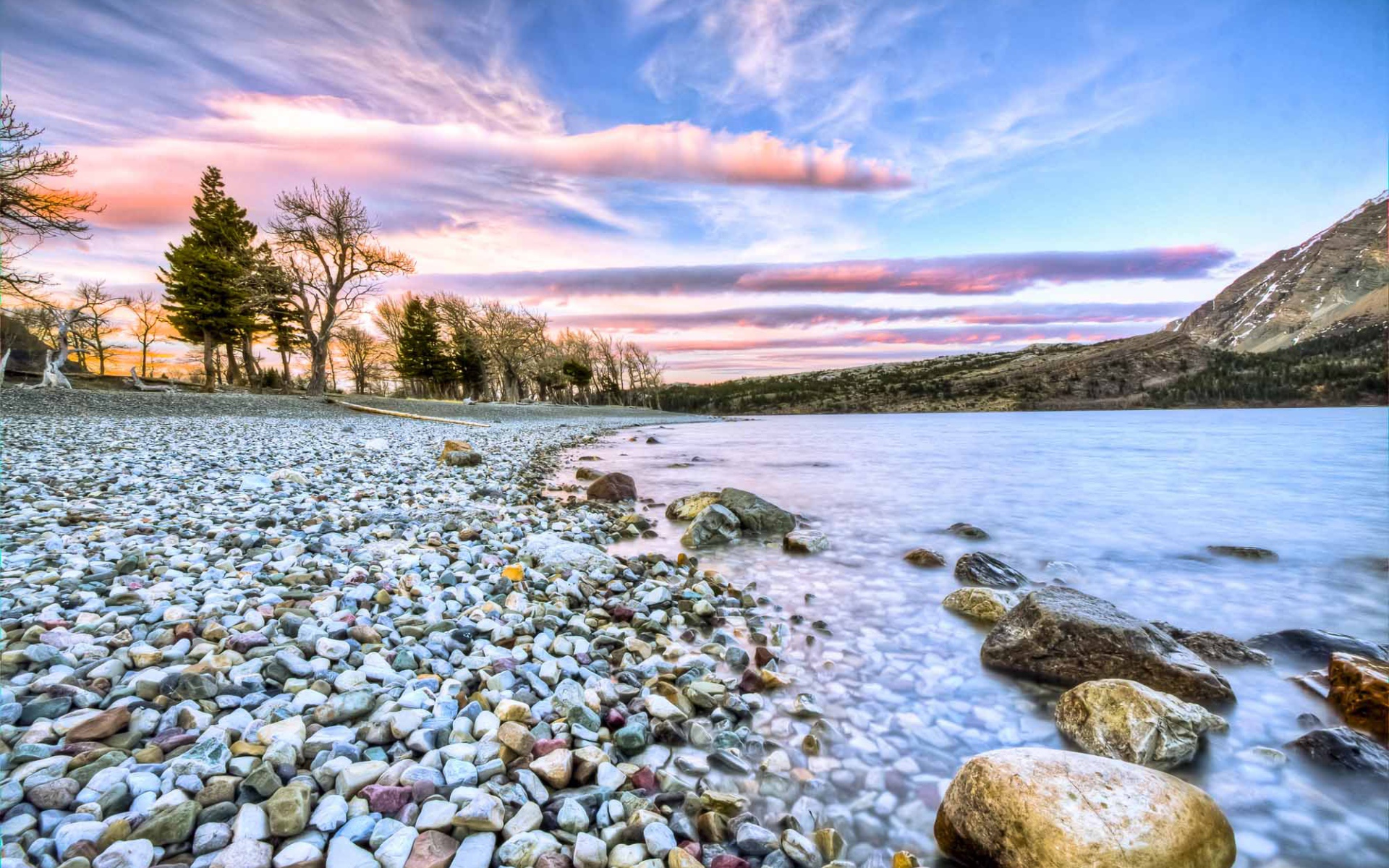 Валуны на берегу озера в национальном парке Уотертон-Лейкс, Канада 
