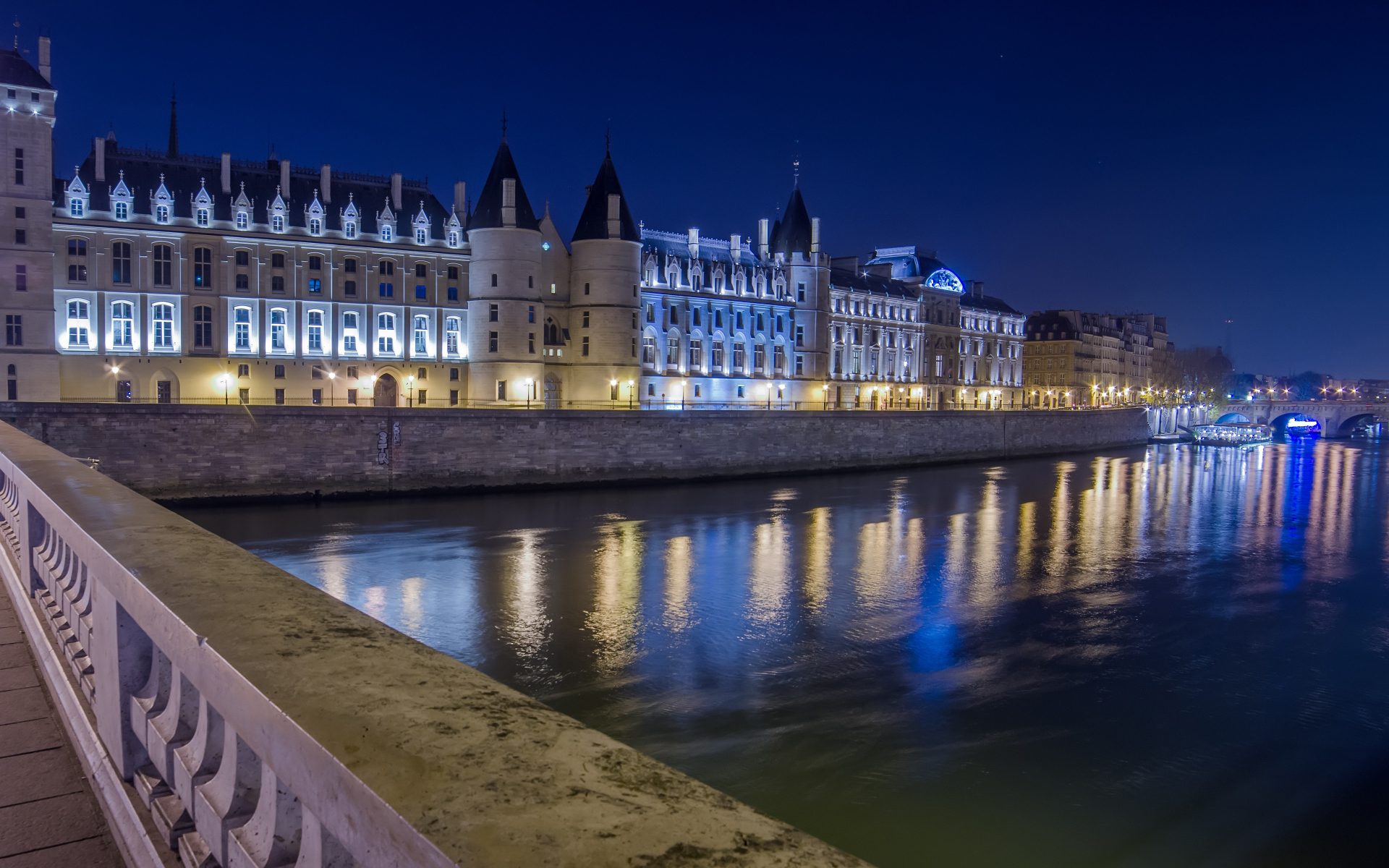 Ночные огни замка Консьержери в реке, Париж. Франция 