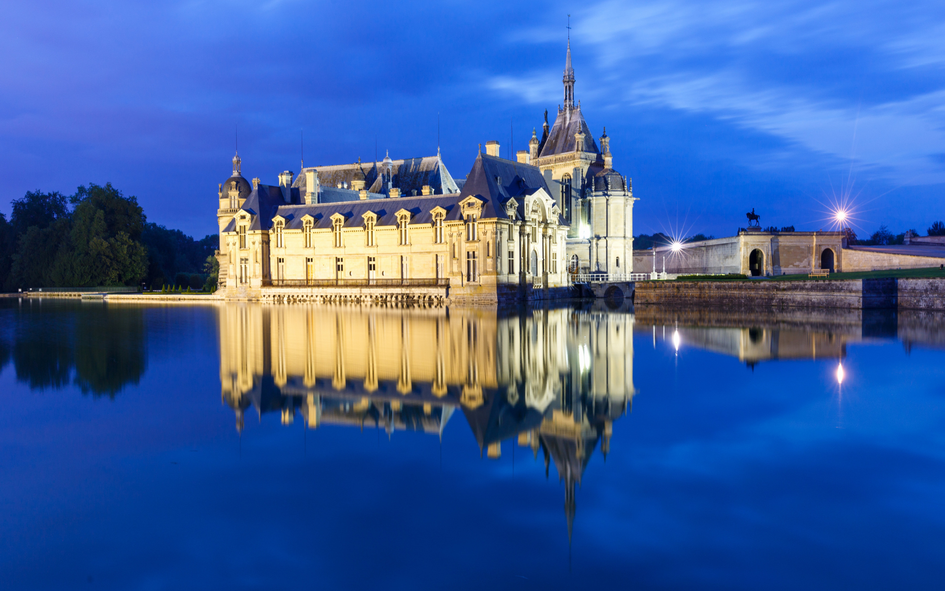 Старинный замок Шантийи отражается в пруду, Франция 