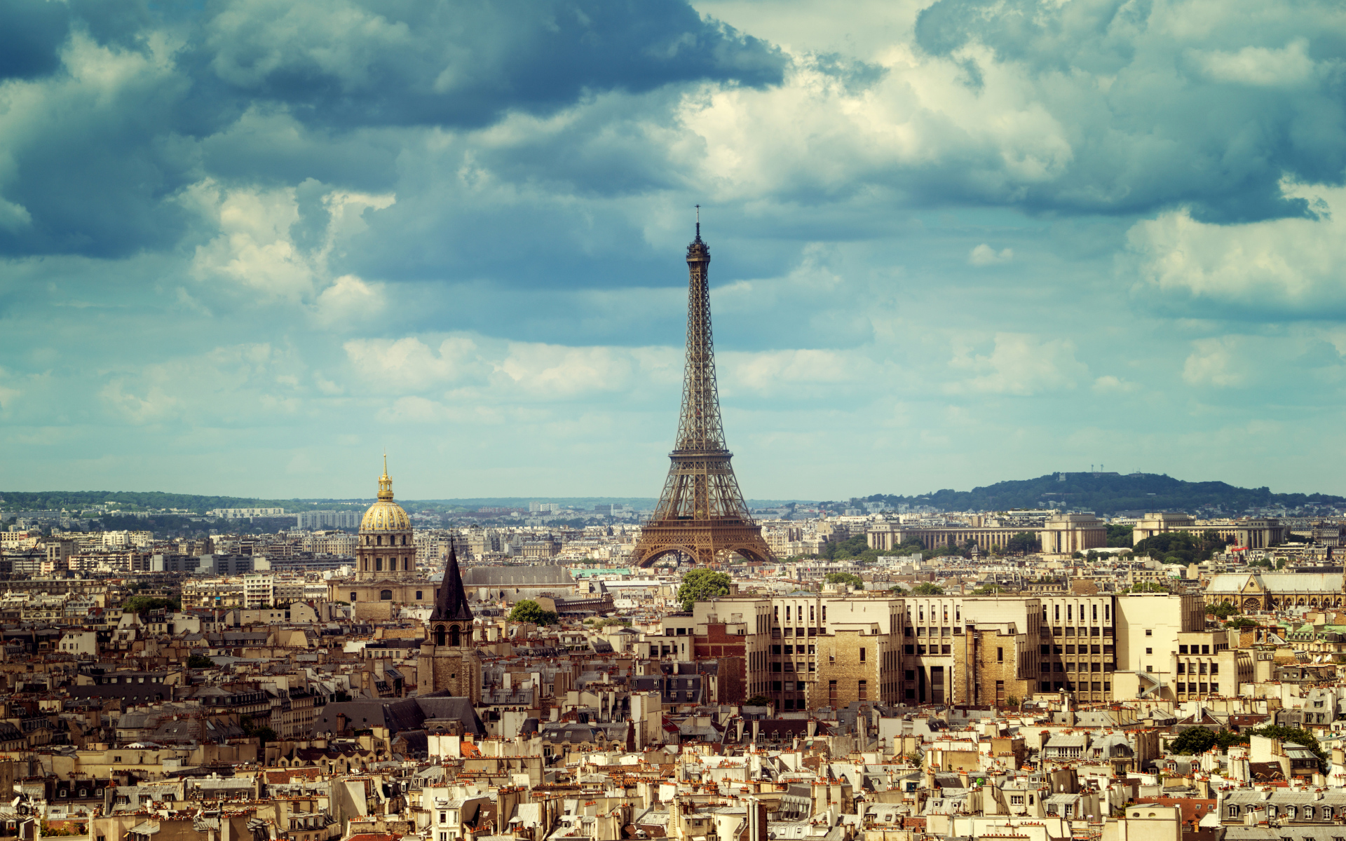 Вид на город Париж и Эйфелеву башню под красивым небом, Франция