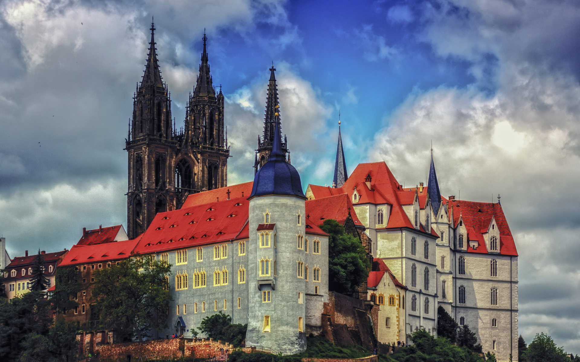 Замок Альбрехтсбург на фоне неба, Германия 