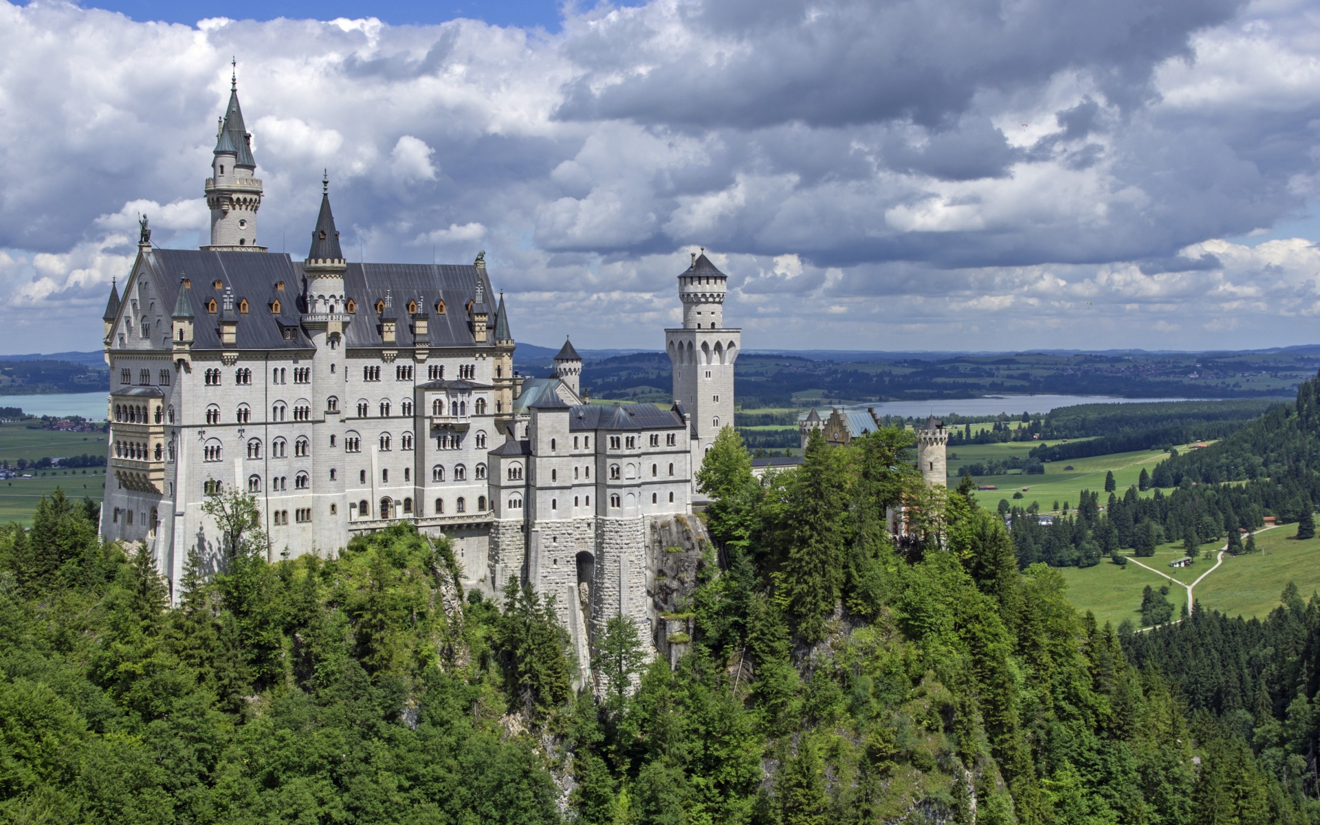 Старинный красивый замок Нойшванштайн, Германия 