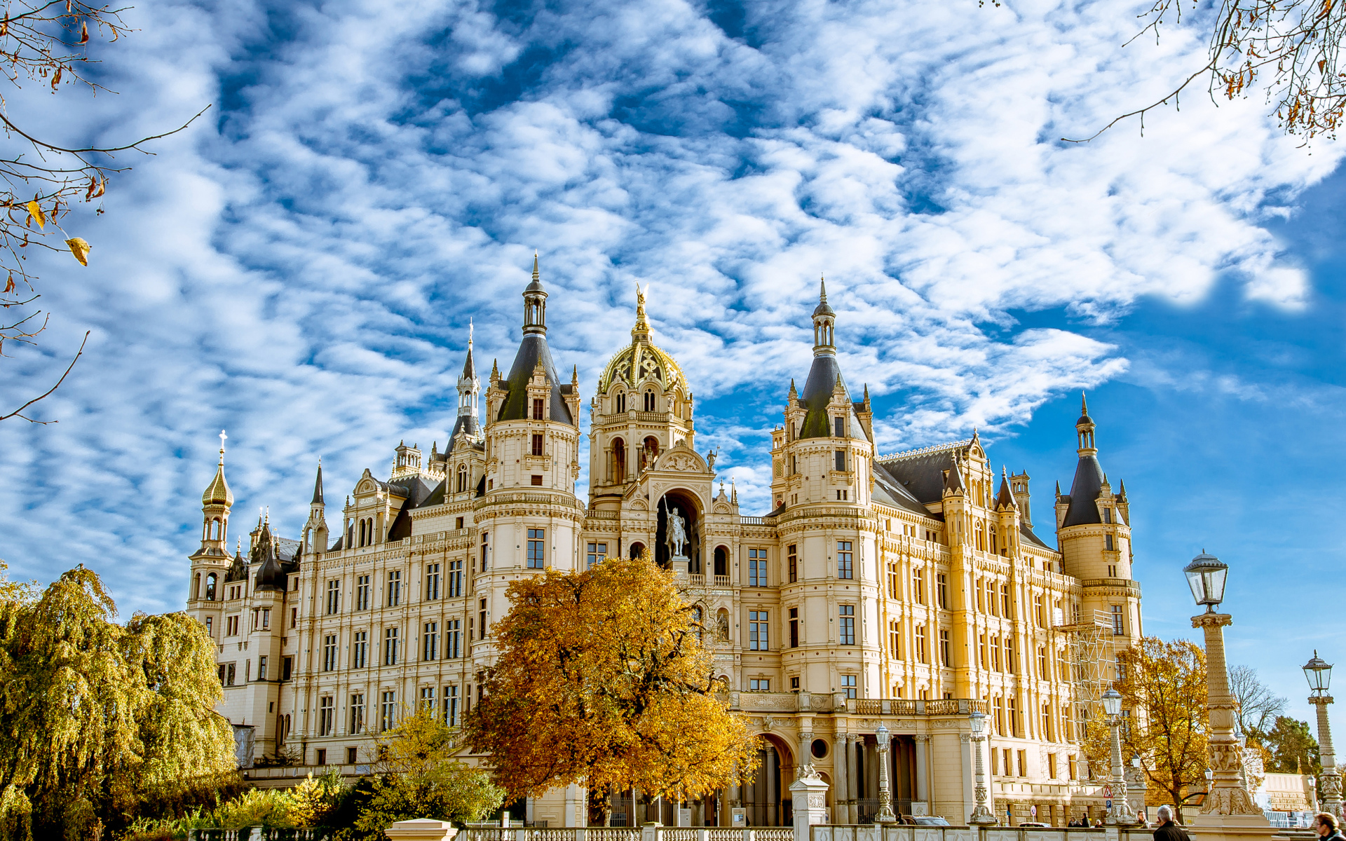 Замок Шверин под красивым голубым небом осенью, Германия