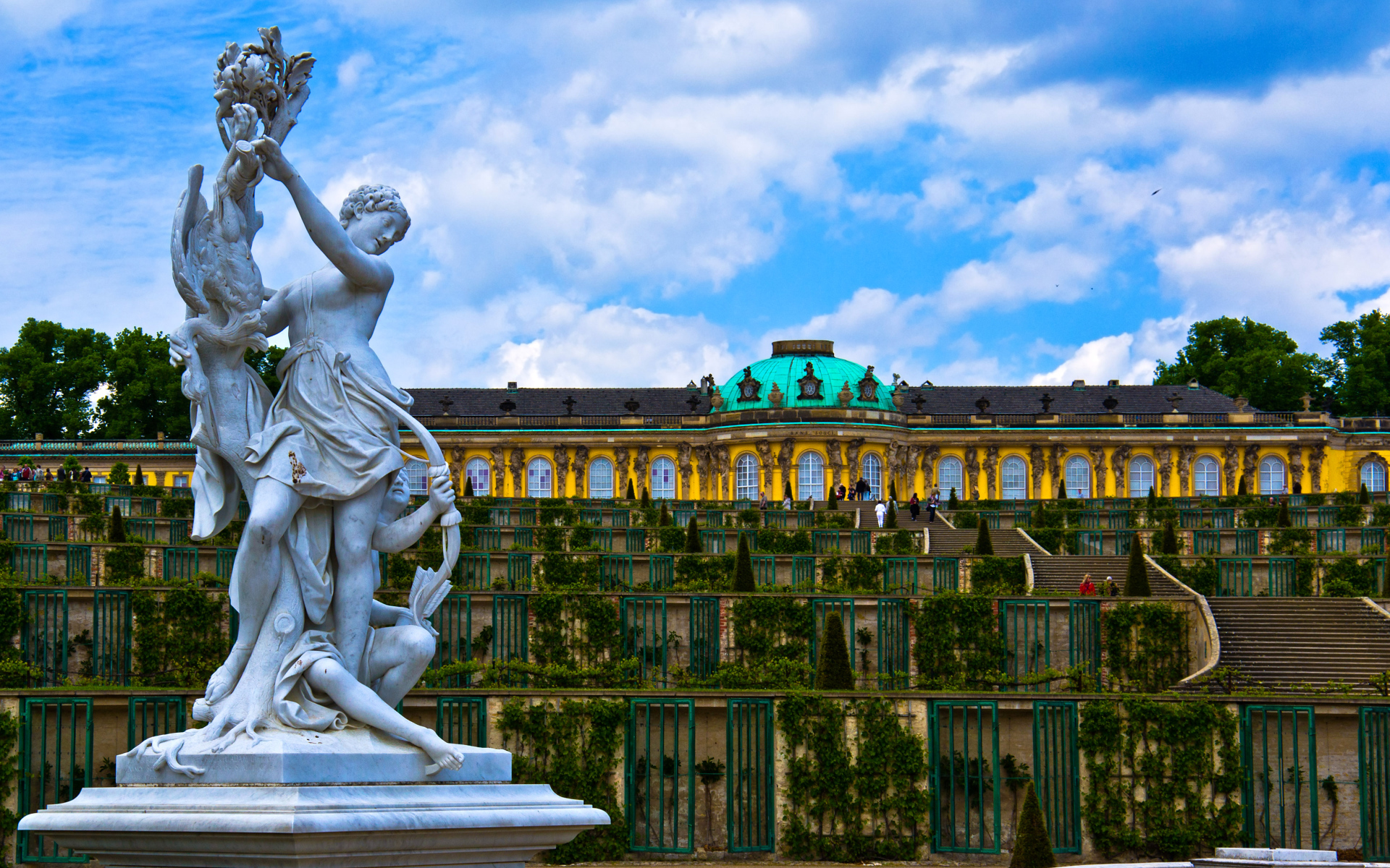 Скульптура у дворца Сан-Суси, Потсдам. Германия 