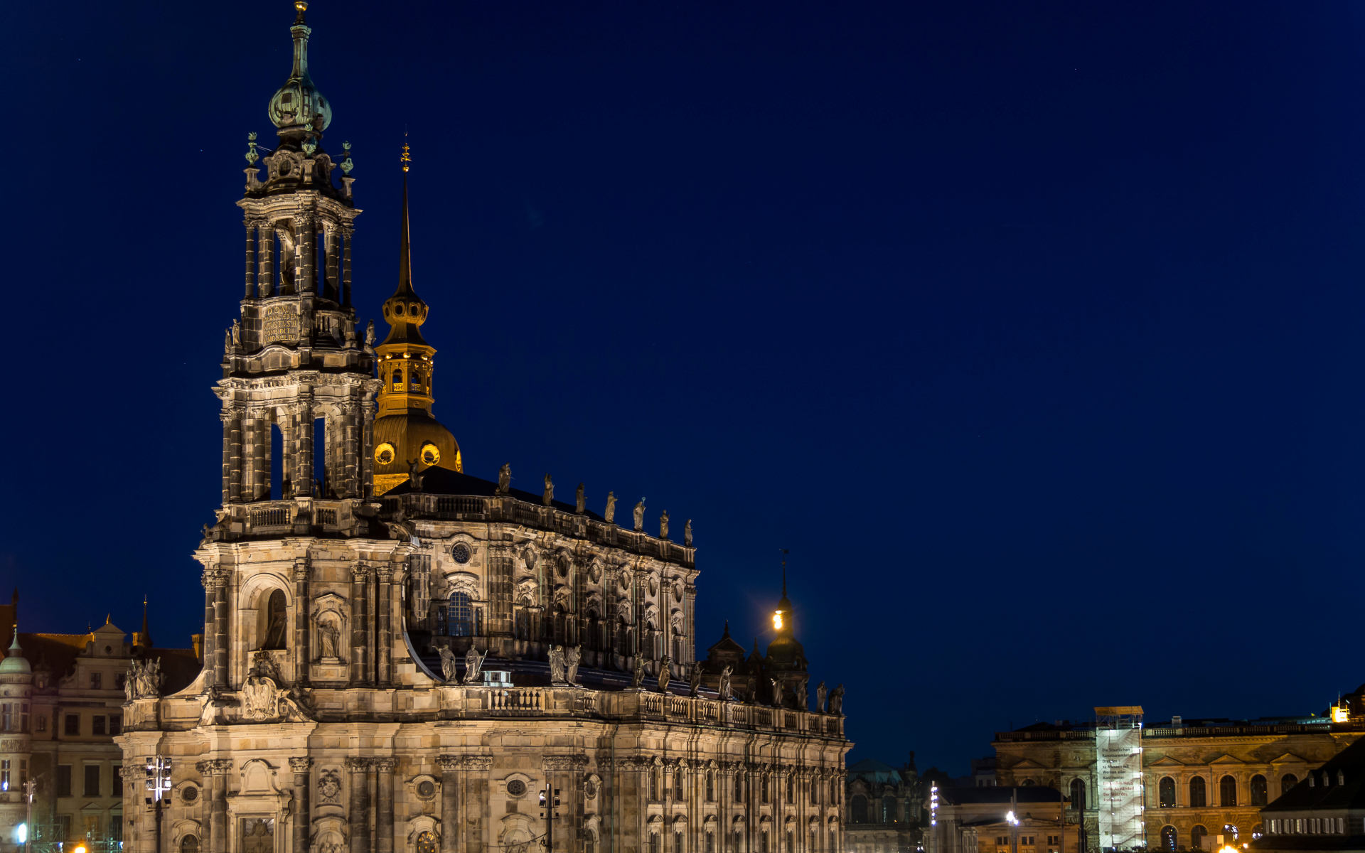 Старинный собор Хофкирхе ночью, Дрезден. Германия