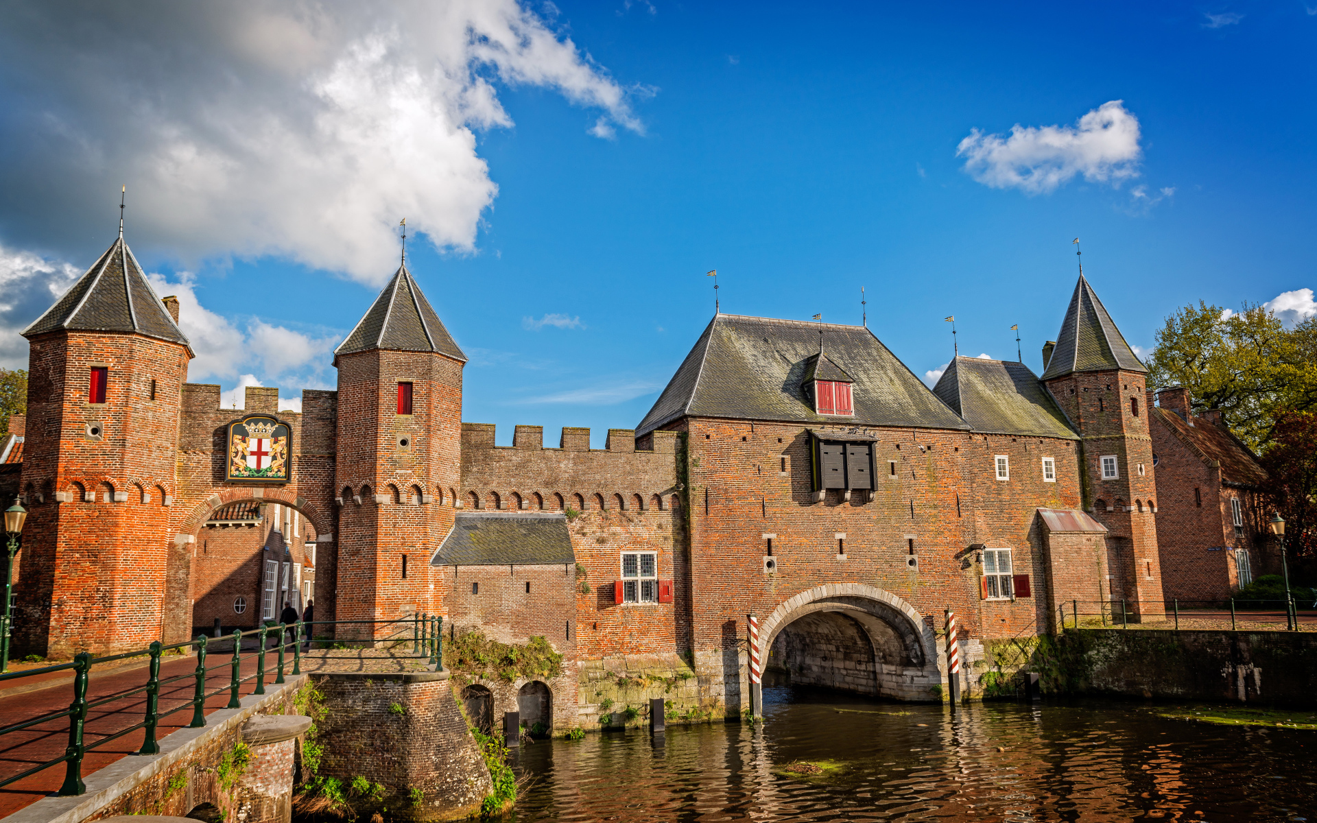 Каменные стены города Амерсфорт у воды, Нидерланды