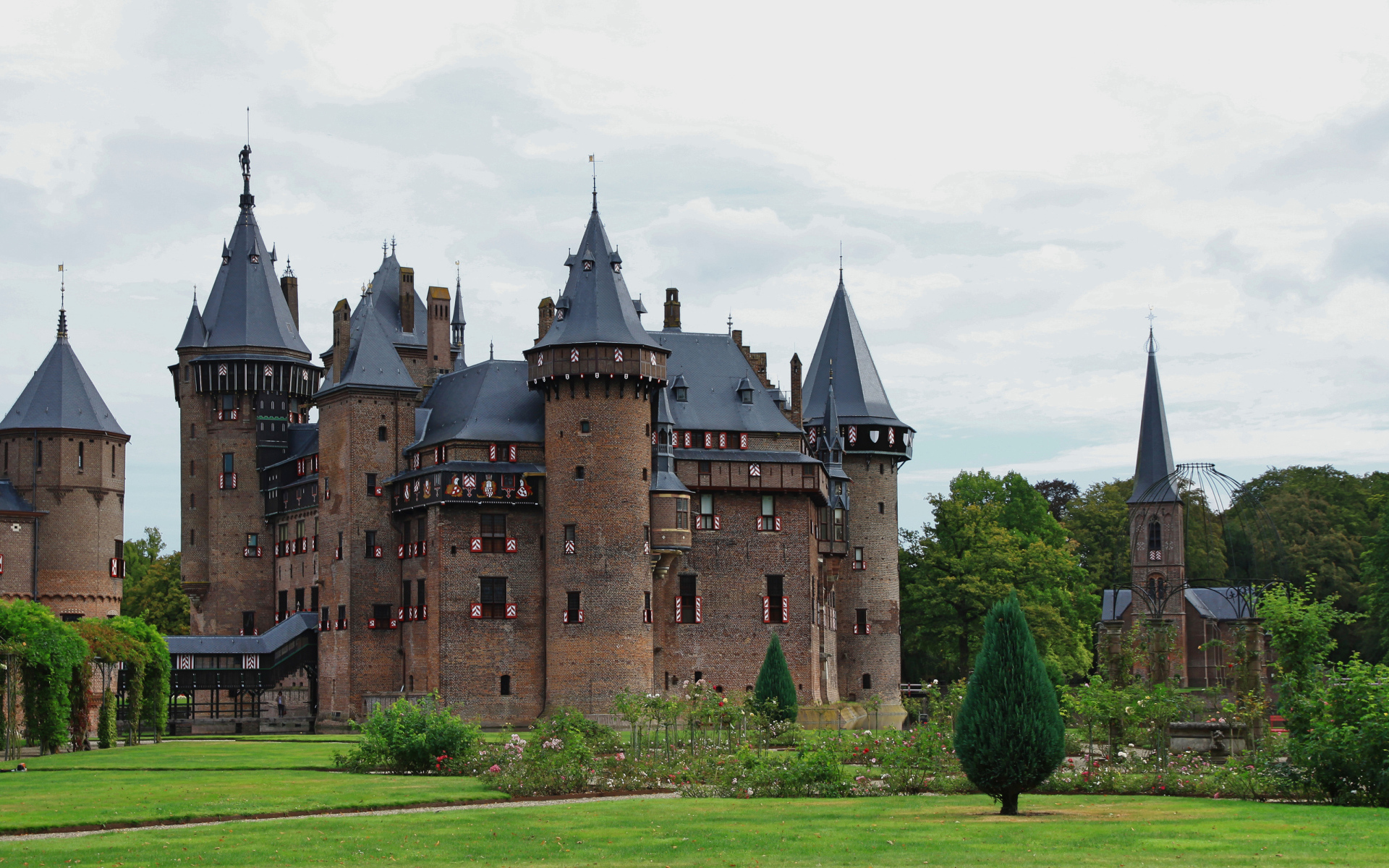 Вид на старинный замок Де-Хаар, Нидерланды