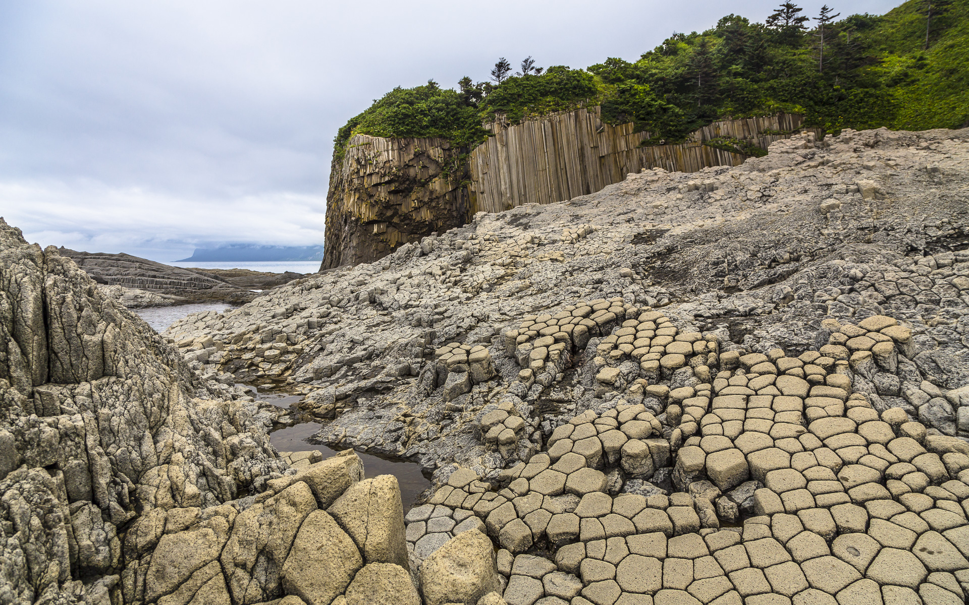 Брусчатка мыса Столбчатого, Курильские острова. Россия 