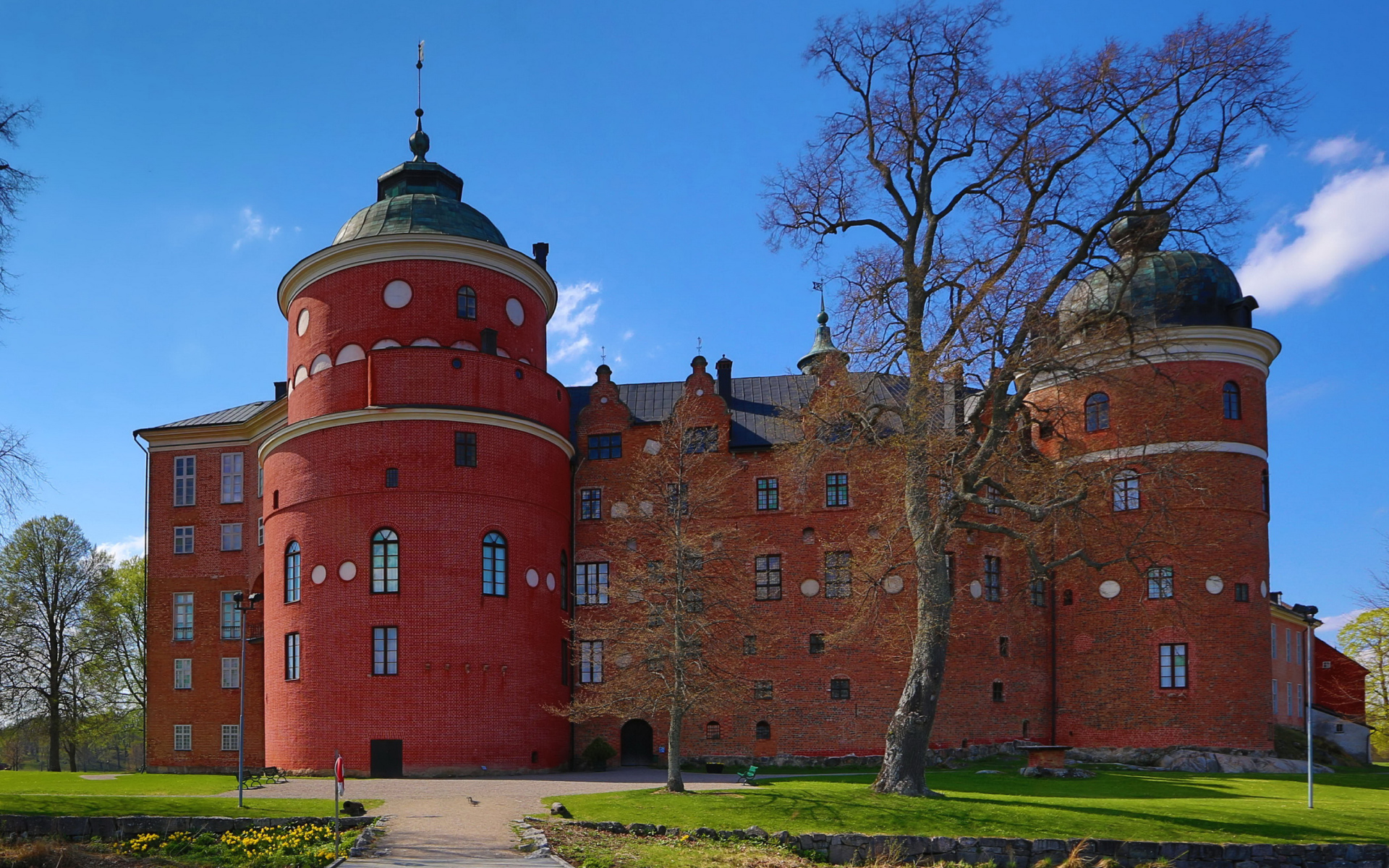 Замок Грипсхольм под голубым небом, Швеция