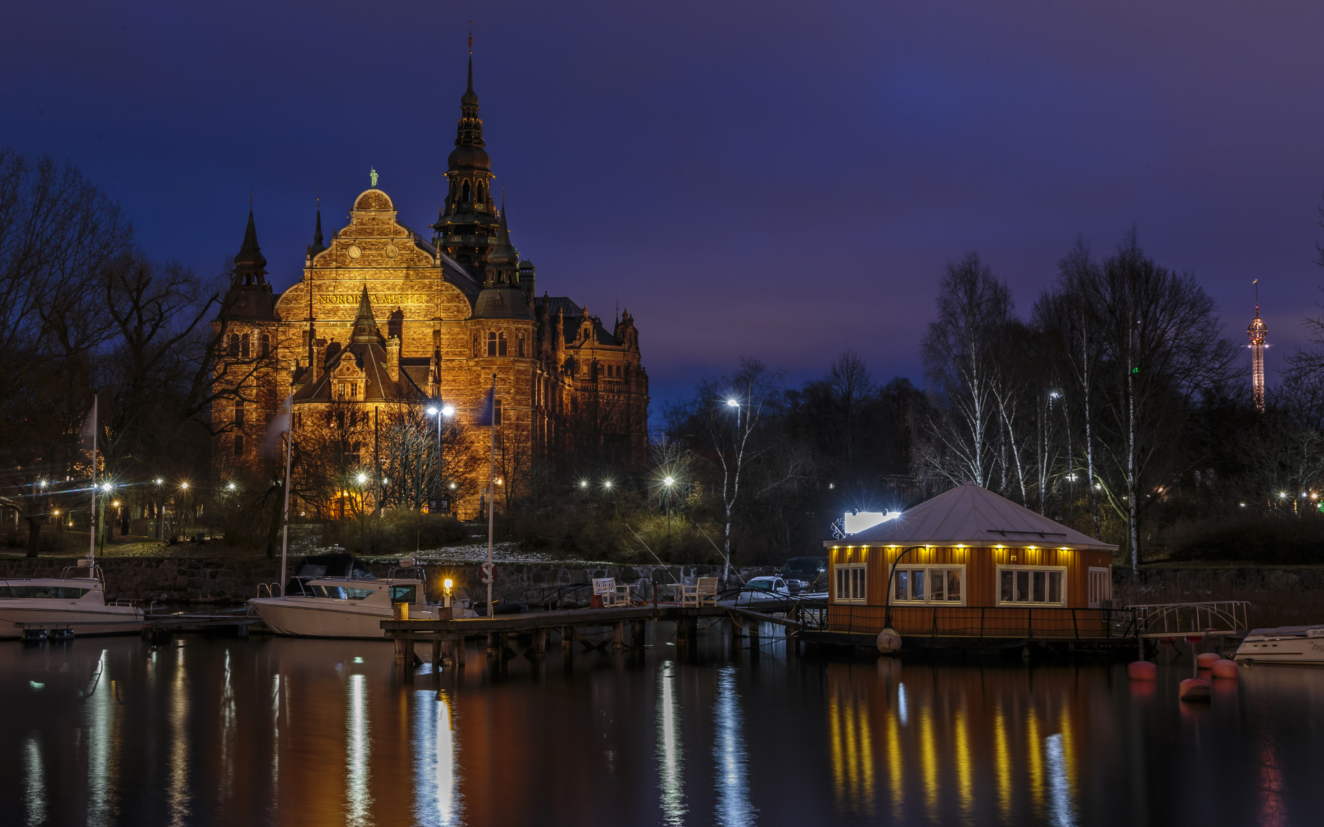 Храм в свете ночных фонарей у причала на реке, Стокгольм. Швеция